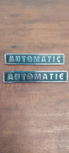 2 Emblemas Antigo de Carro 