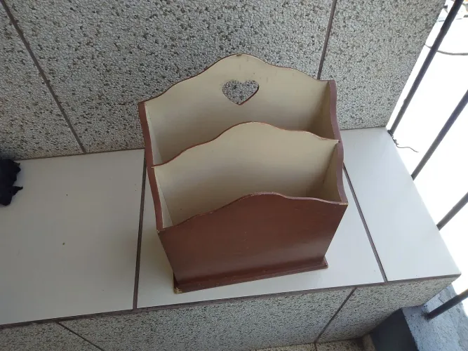 Porta-revistas de madeira com coração
