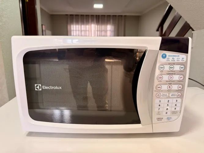Microondas Eletrolux 20 litros 220v muito novo