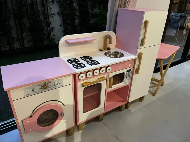 Cozinha infantil de madeira rosa