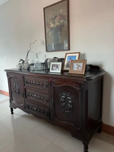 Lindíssimo Buffet com entalhes detalhados e marcenaria clássica