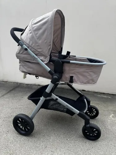 Carrinho bebê com bebê conforto ,semi novo 