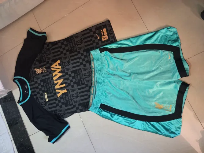 Kit LFC x LeBron James - Camisa YNWA + Bermuda Basquete DNA (Edição Especial) - Novo