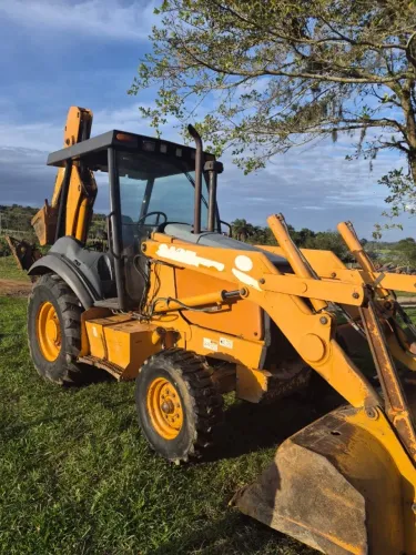 Retro escavadeira case 580M 4x2