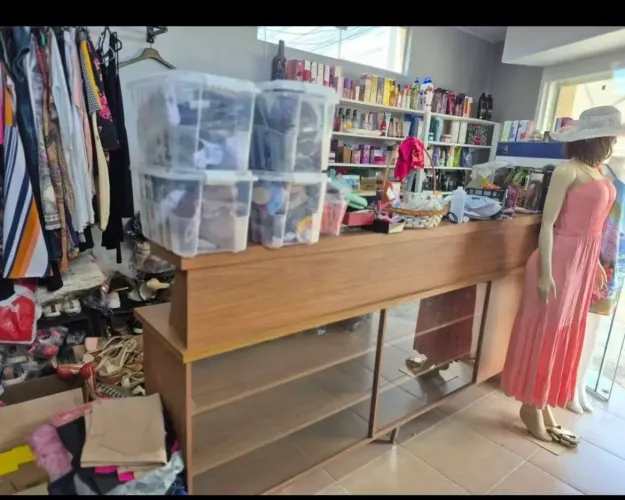 Vendo balcão em MDF marrom, Vitrine e caixa