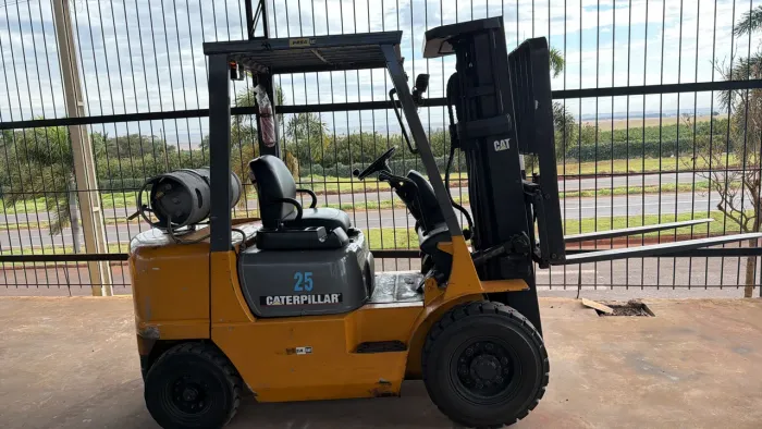 Empilhadeira Caterpillar 2007 GLP 2.5t Triplex