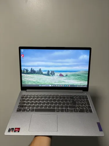 Notebook Lenovo Ryzen 5 7520U 08GB RAM DDR5 SSD NVME 256GB PLACA DE VÍDEO 02GB 
