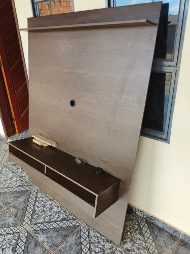 painel para TV com rack suspenso