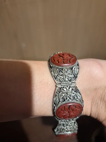 Rara e antiga pulseira em filigrana de prata de lei e detalhes em cinábrio
