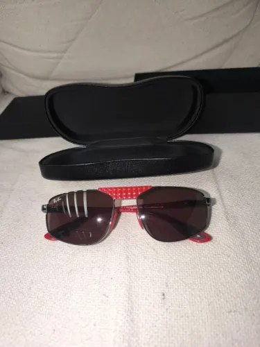 Vendo óculos de sol Ray-Ban escuderia Ferrari