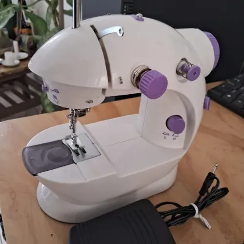 [LEIA A DESCRIÇÃO] Mini Máquina De Costura Reta Urbantek Portátil Pedal Bivolt Cor Branco