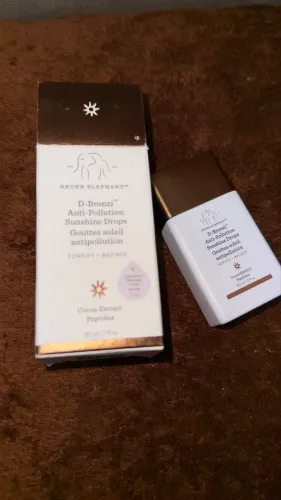 *sérum bronzeador D-Bronzi Anti-Pollution Sunshine Drops da Drunk Elephant.*