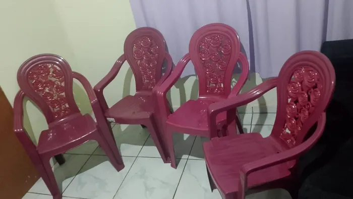 KIT CADEIRAS DE PLÁSTICO 