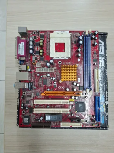 Placa mãe PC Chips M863G com espelho traseiro