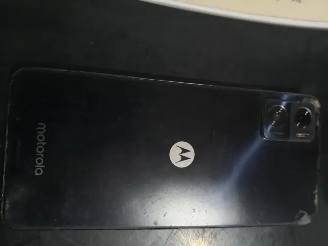2 celulares Motorola um e22 tá funcionando só trocar a bateria o outro pra tirar peças