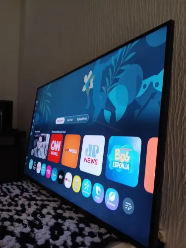 Tv Smart Samsung 43 Polegada, 2 Ai integrada, controle comando de voz, carregamento solar