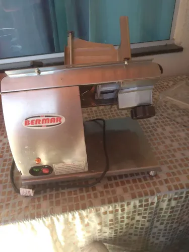 Vende se um fatiados semi novo