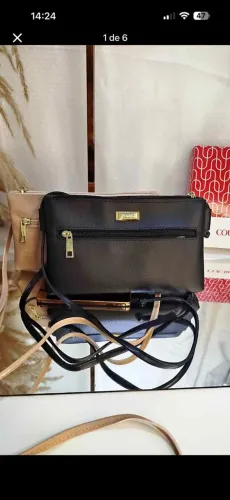 Bolsa Couro Fino de tamanho pequeno, com alça transversal e zíper.