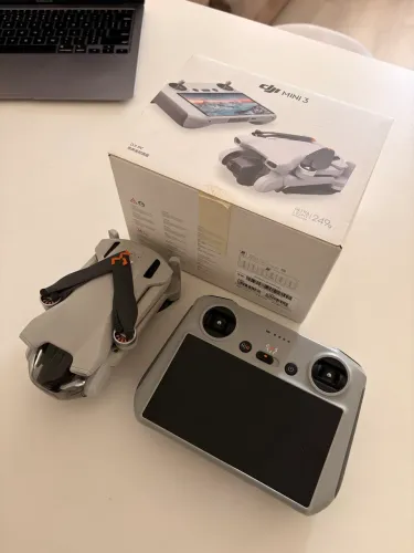 Drone DJI Mini 3 - Controle com tela