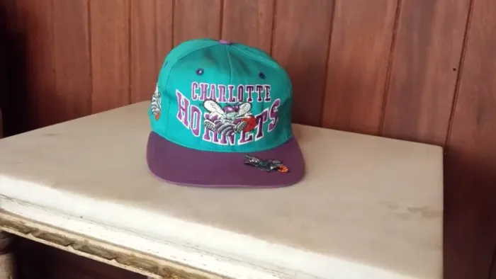 Boné N B A Charlotte Hornets Vintage Bordado c/ Manchas de Armazenagem