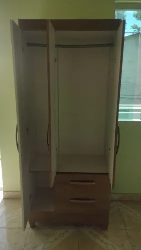 Guarda roupa semi novo 