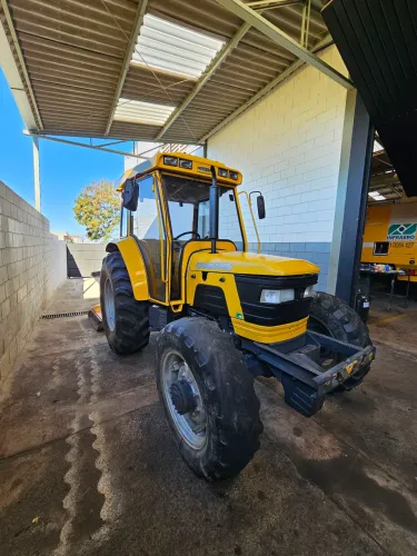 Trator Ursus 485 4x4 cabinado Ar condicionado
