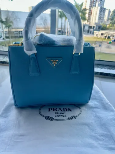 Prada - Saffiano azul bebê - Nova - Fotos reais