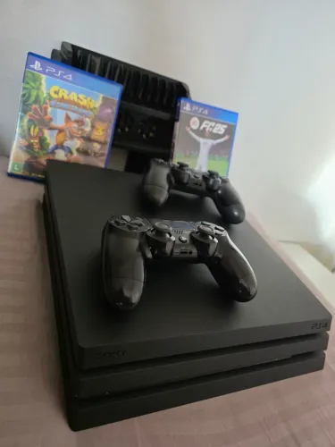 PLAYSTATION 4 PRO 1 TERA 2 JOGOS 2 CONTROLES