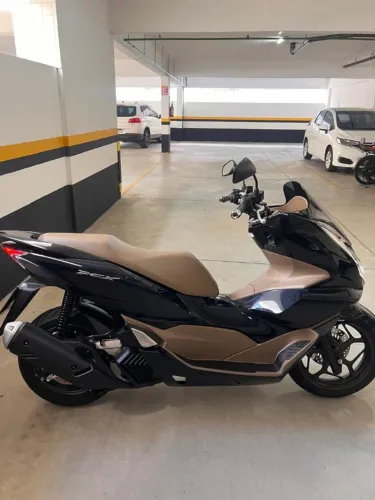 Vendo Honda scooter PCX 2025/2025, com apenas 5300 Km rodados, conservada e confortável