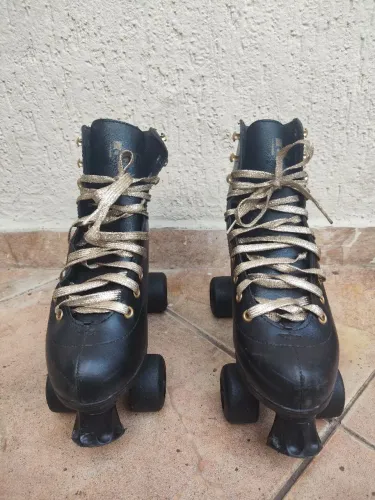 Patins clássico 4 rodas preto de couro cadarço dourado da Brink + tamanho 37/38