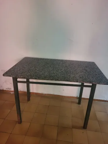 Mesa de granito,em bom estado, ótima pra cozinha