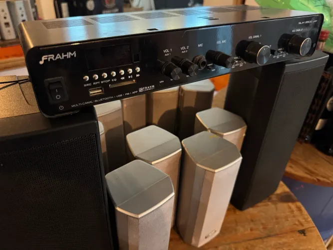 Amplificador Ambiente com 11 caixinhas