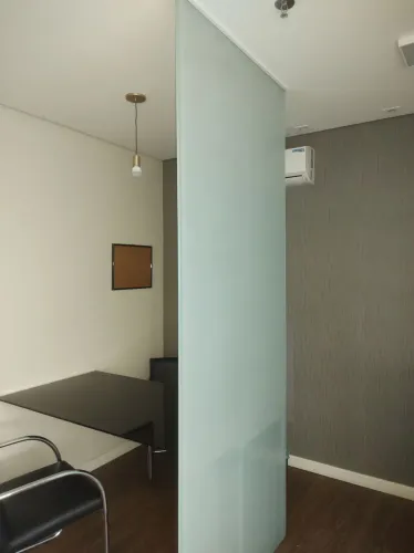Vende-se divisória de vidro mesa de vidro duas poltronas mesa de recepção por 500 tudo