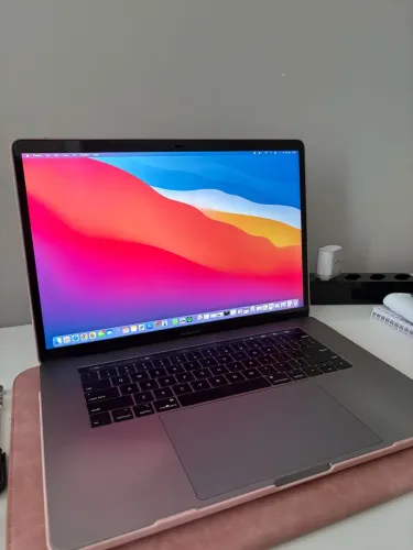 Macbook Pro 15.4 i7 16GB 512GB