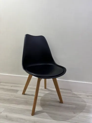 Cadeira estofada preta