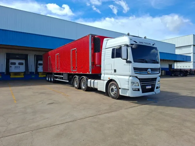 Volkswagen Meteor 2023 e carreta câmara fria Recrusul 2013