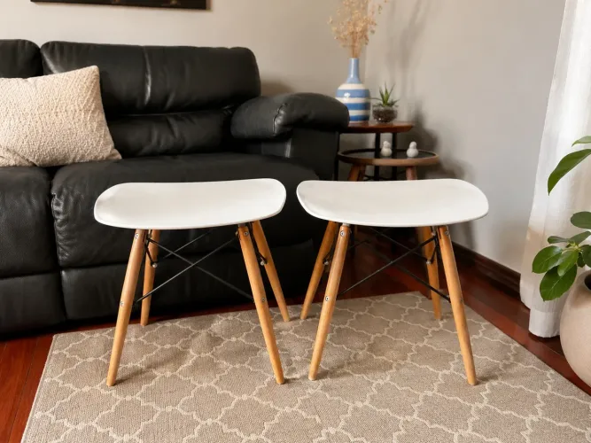 Kit 2 Bancos Estilo Eames Eiffel Brancos com Pés de Madeira - Excelente Estado