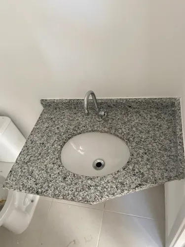 Doação - Bancada de Banheiro em Granito 70 cm com Cuba e Torneira