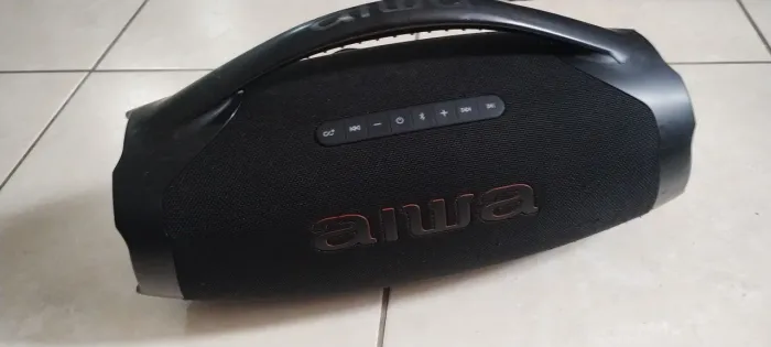Cx de som AIWA, poucas marcas de uso, porém parou de carregar a bateria.