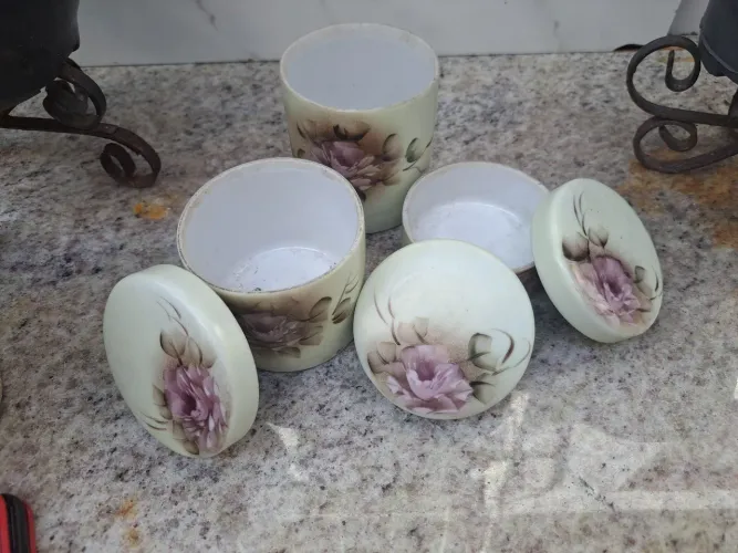 AntigoTrio de potes em porcelana  pintado a mao 