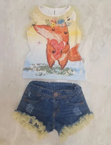 Conjunto short jeans com elástico na cintura + blusa com strass. 4 anos