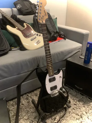 Guitarra Mustang Squier HH