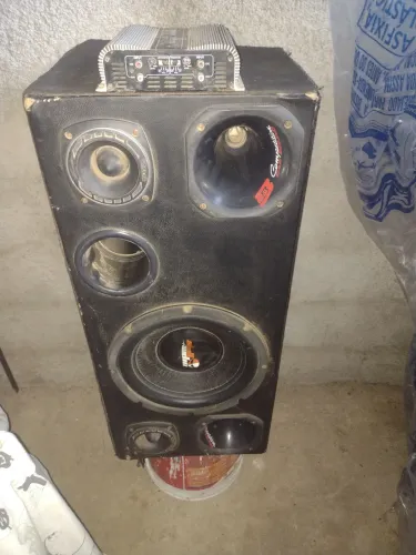 Estou ajudando a minha vizinha a vender esse som de carro