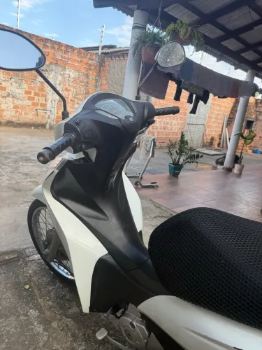 Moto Biz toda quitada sem multa , revisada , pneus novos , pronta pra rodar .