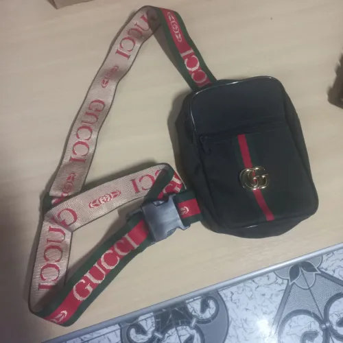 Bolsa transversal preta da guci