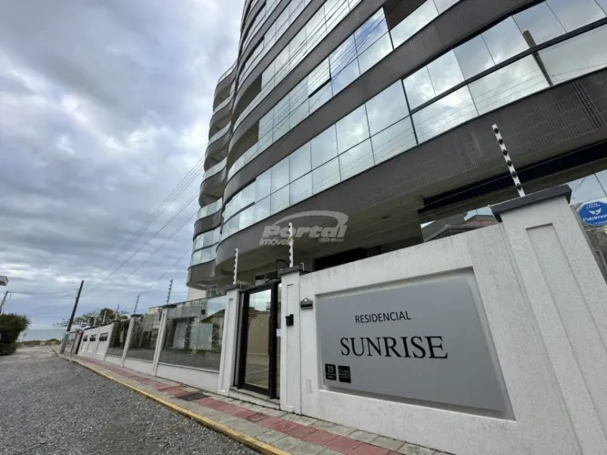 Apartamento mobiliado Pé na Areia com 3 Dormitórios e 2 Suítes na Praia da Armação Penha/