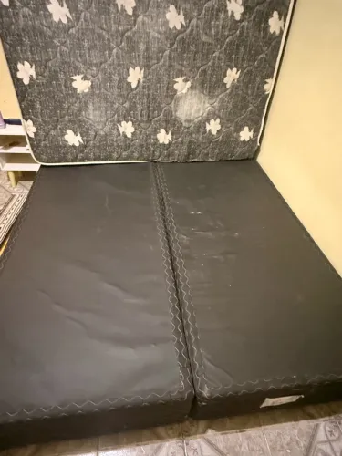 Cama casal, ela foi recém feito a higienização a seco e manchou em alguns lugares