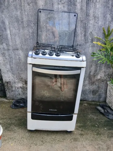 Vende-se um fogão de quatro bocas funcionando 