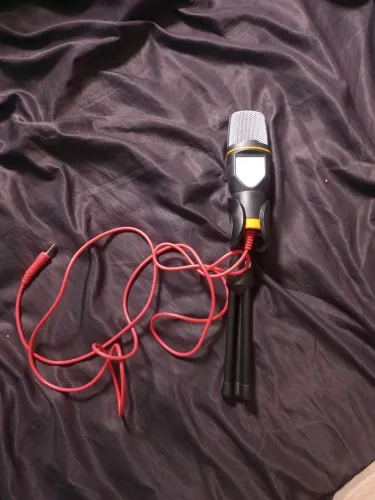 Microfone com tripé