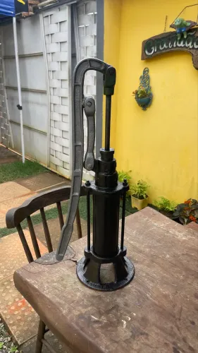 Antiga bomba de água manual